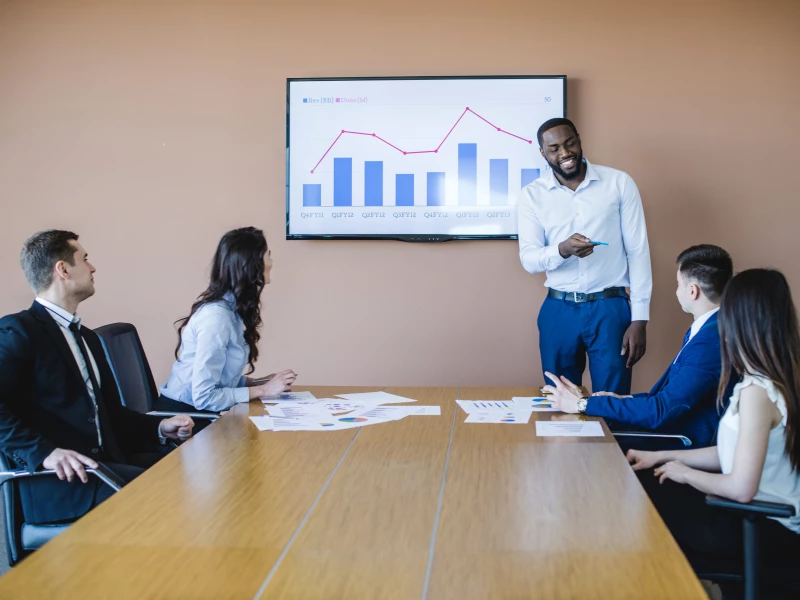 Man presenteert KPI resultaten aan een groep in de Obeya