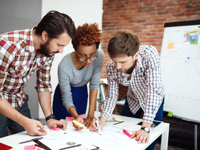 Collegues discussing new ideas at business meeting