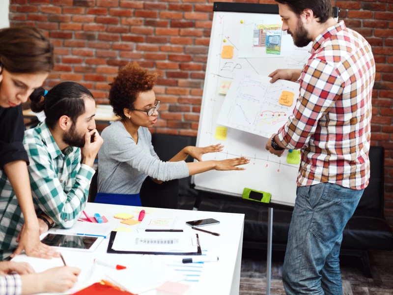 Collega's bespreken samen de huidige operatie en kijken hoe dat beter kan met Lean Six Sigma en Continu Verbeteren
