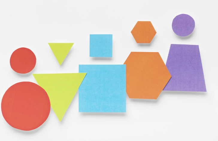 Abstracte weergave van Lean Leiderschap, door verschillende kleuren en vormen poppetjes naast elkaar te tonen