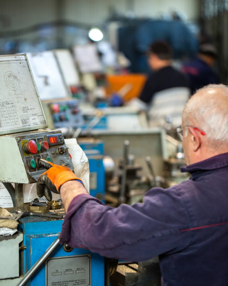 Operator die bij een machine staat in een fabrieksomgeving, om te laten zien dat er verschillende soorten Lean Six Sigma projecten mogelijk zijn