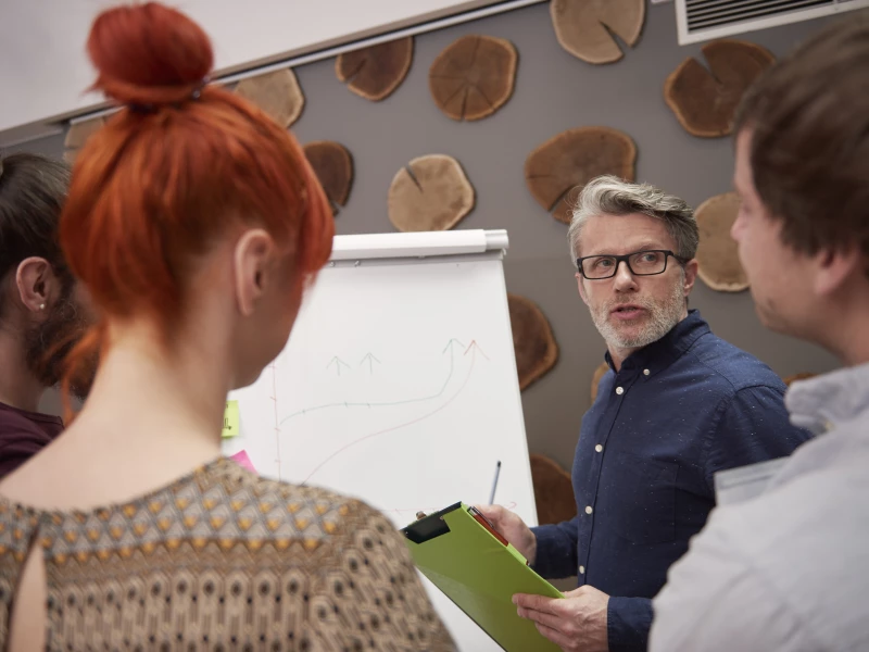 Overheidspersoneel dat input geeft aan een consultant tijdens een Lean Six Sigma workshop
