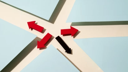 Abstracte weergave van verschillende pijlen in verschillende richtingen, om te laten zien dat je moet kiezen tijdens een traject