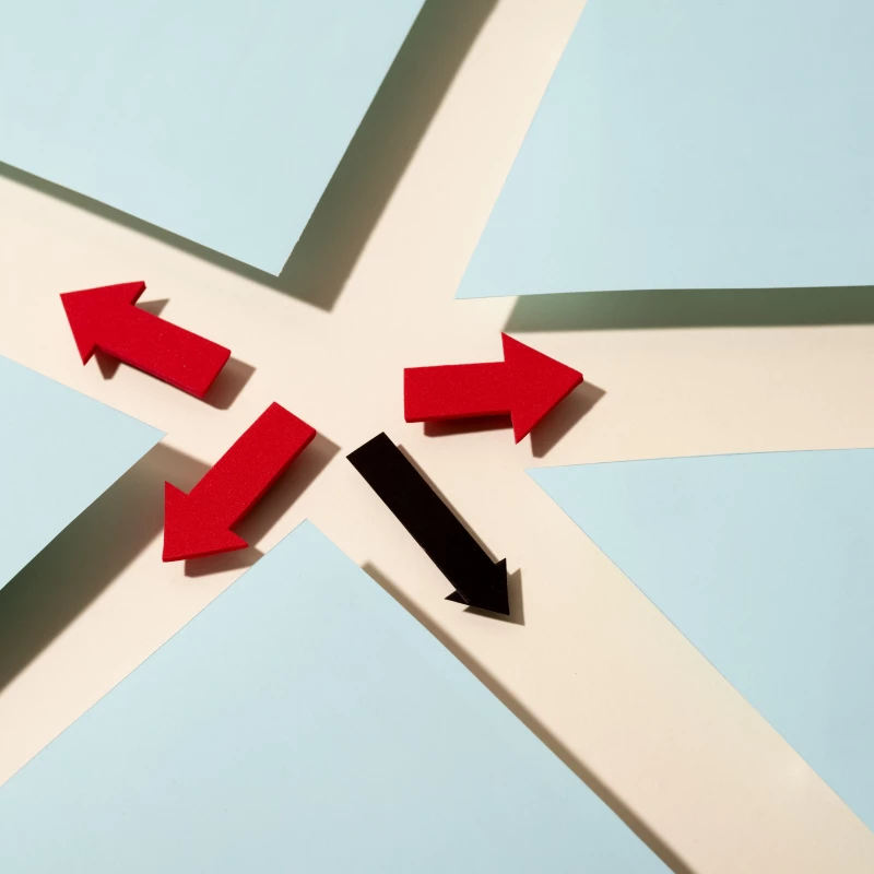 Abstracte weergave van verschillende pijlen in verschillende richtingen, om te laten zien dat je moet kiezen tijdens een traject