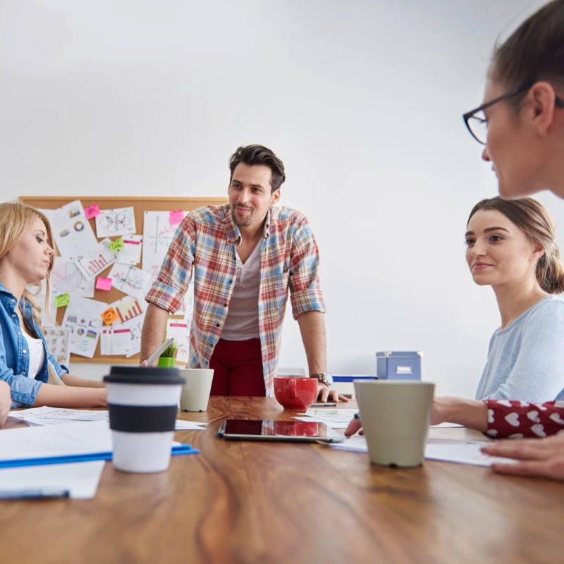 Groep mensen die samen knelpunten bespreken van problemen in processen.