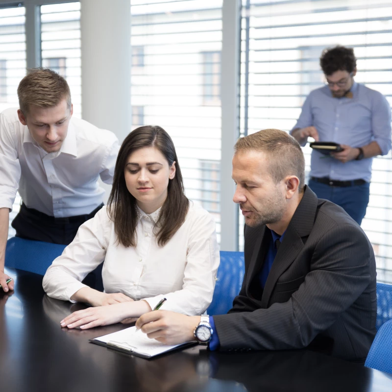 Consultant die notities maakt tijdens gesprekken, om de verschillende mogelijkheden te symboliseren voor Consultancy in de Zakelijke Dienstverlening sector