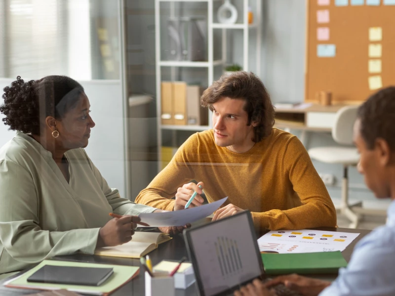Mensen die is discussie zijn over problemen die opgelost dienen te worden vanuit Continu Verbeteren en Lean Six Sigma