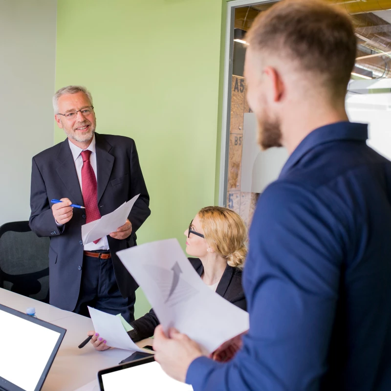 Mensen bespreken de situatie om te bepalen hoe groot precies de crisis is waar ze in zitten