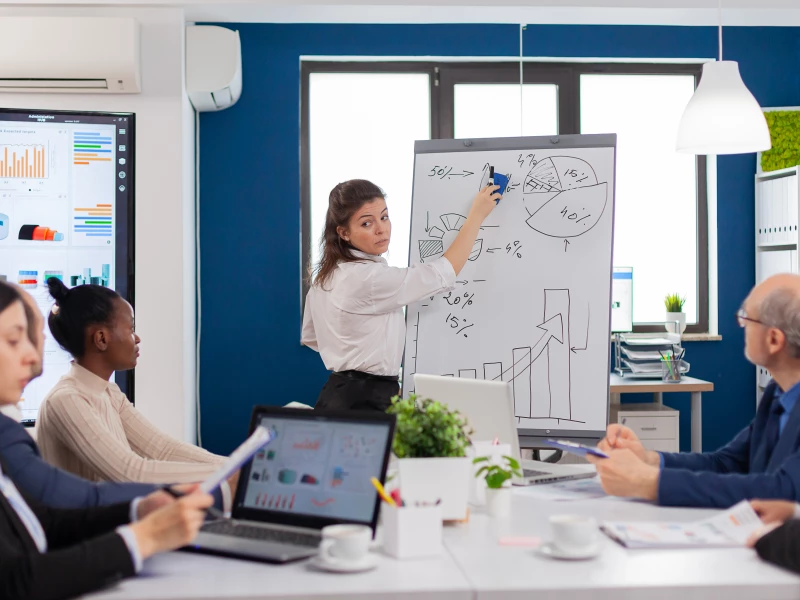 Vrouw bespreekt tijdens een bijeenkomst de prestaties en wil daarna meer flow bereiken met elkaar