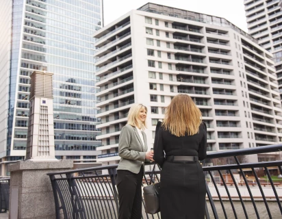 Twee personen in een grote stad, wat synoniem staat voor ander sectoren van Impactery zoals woonstichtingen