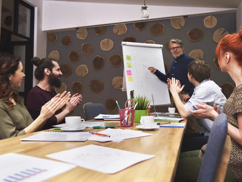 Professionals uit de Energie sector die ondersteund worden door een Consultant in continu verbeteren tijdens een workshop